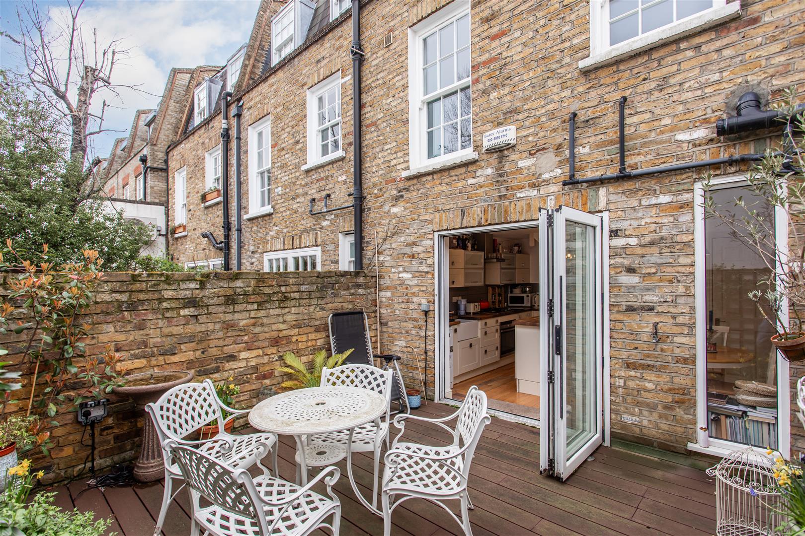 3 bed property in Tredegar Mews, Mile End